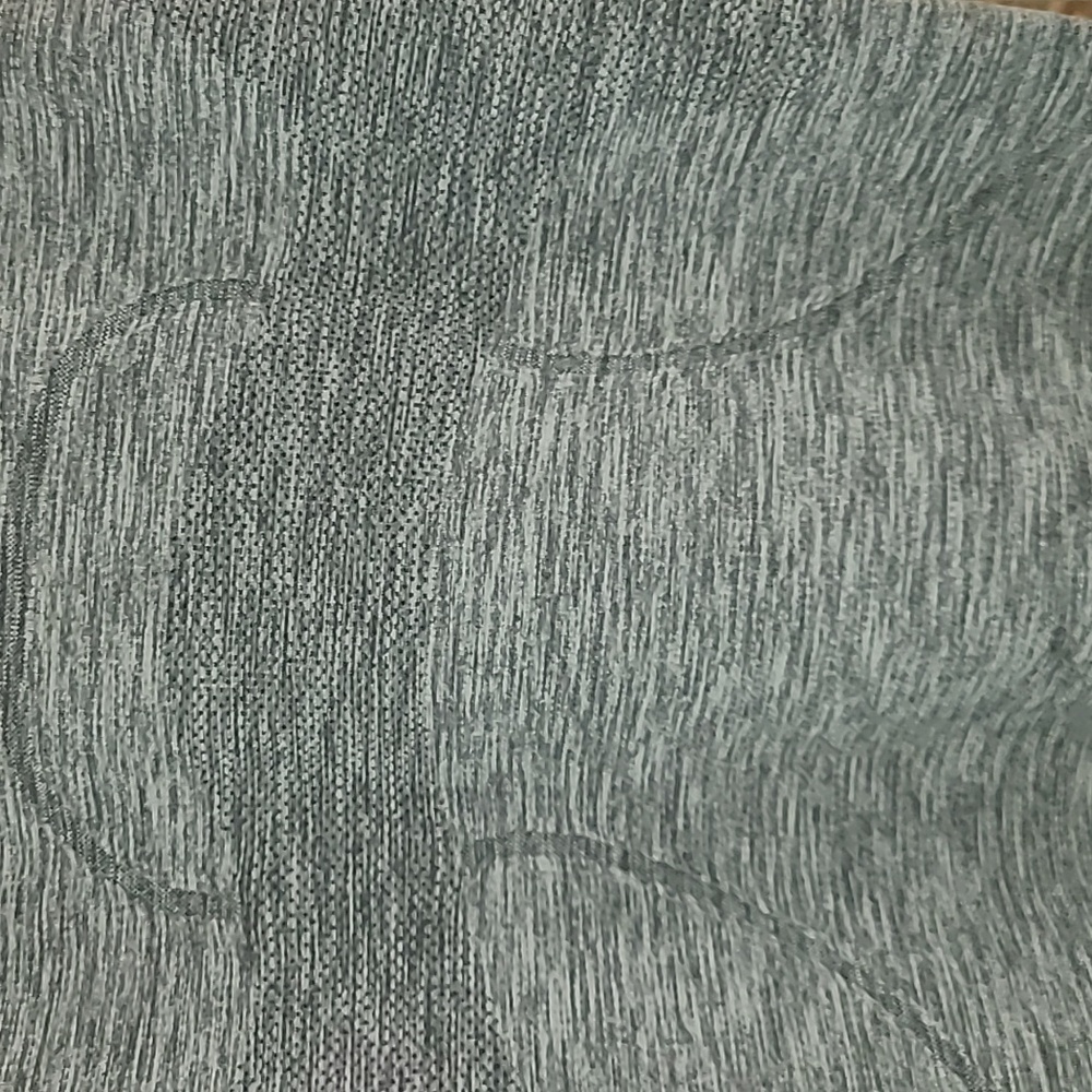 Lululemon Atletica Active Top, Color Gray, Size 6 🙂🙂🤩🤩 - Picture 4 of 11